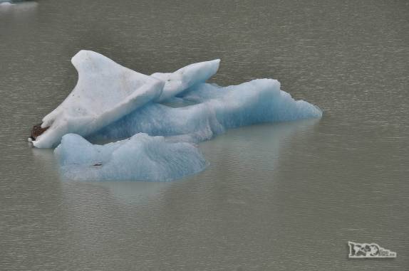 Bloco de gelo azul flutua na Laguna Torre, no Parque Nacional Los Glaciares, perto de El Chaltén, na Argentina